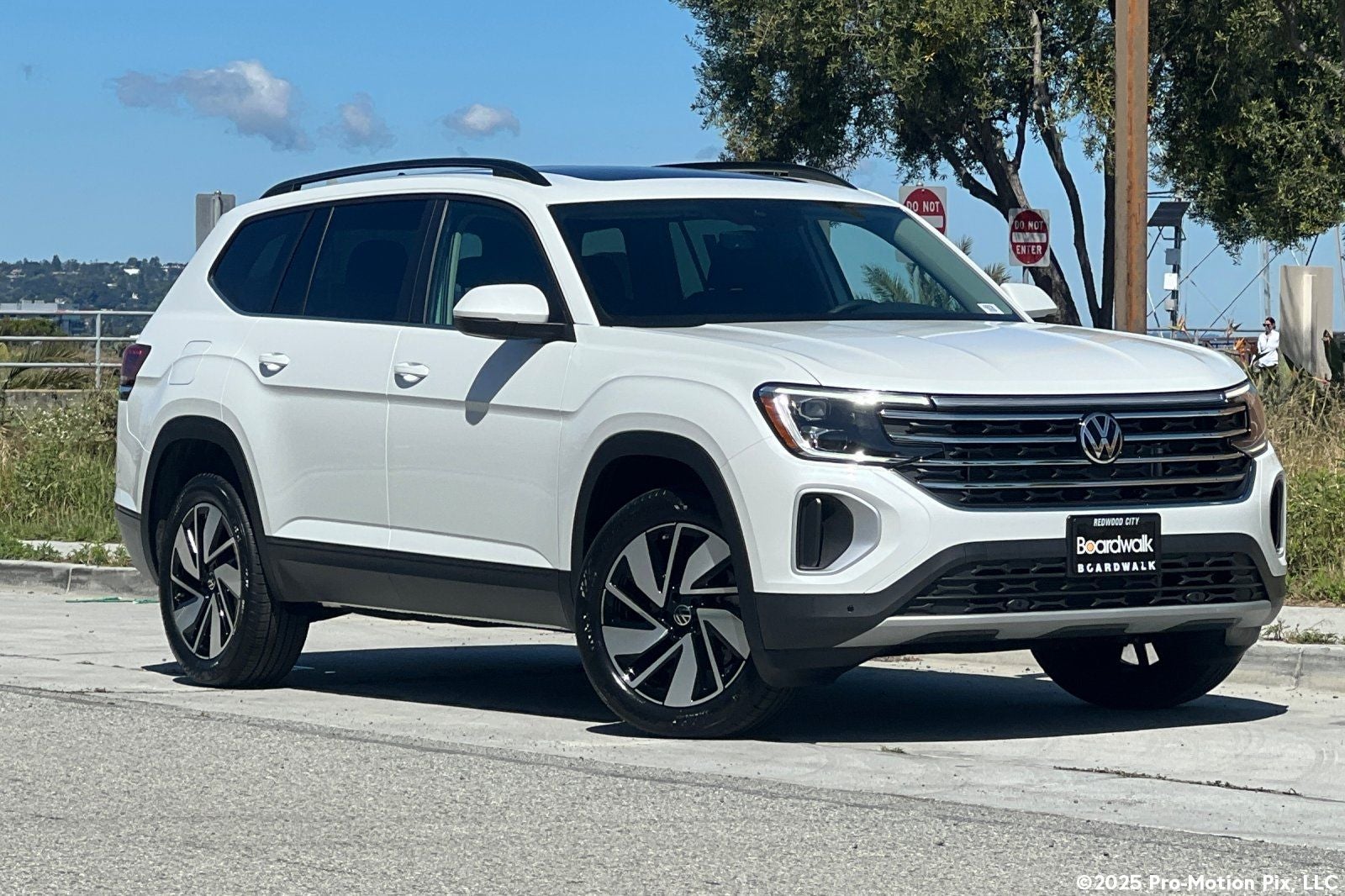 2026 Volkswagen Atlas 2.0T SE W/TECHNOLOGY in Opal White Pearl — front three-quarter view