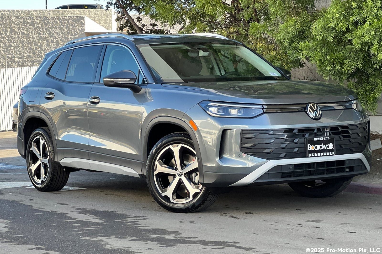 2026 Volkswagen Tiguan 2.0T SE in Platinum Gray Metallic — front three-quarter view