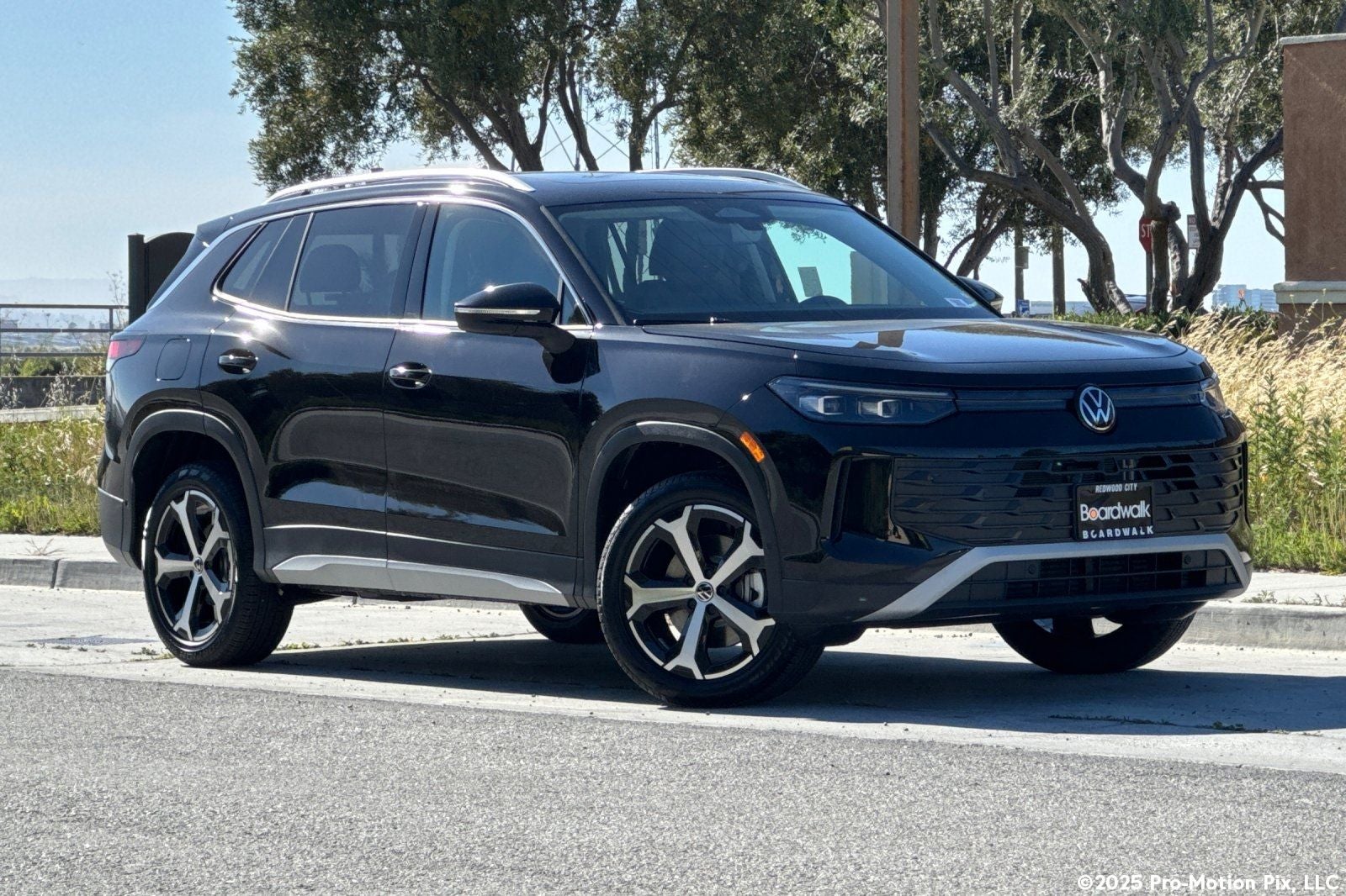 2026 Volkswagen Tiguan 2.0T SE in Deep Black Pearl — front three-quarter view