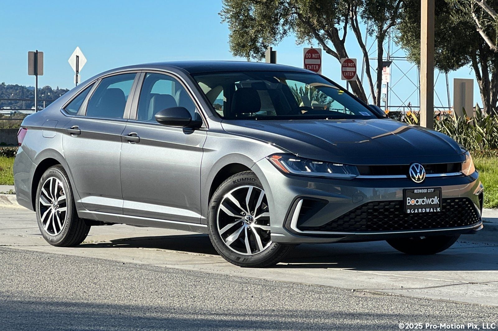 2026 Volkswagen Jetta 1.5T SE in Platinum Gray Metallic — front three-quarter view